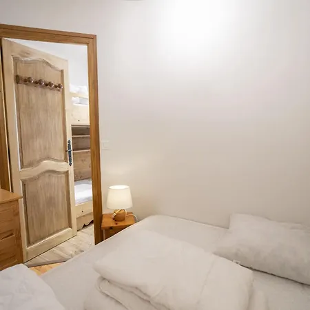 Appartement Cosy 4 Pers à Avec Balcon Et Parking - Fr-1-676-105